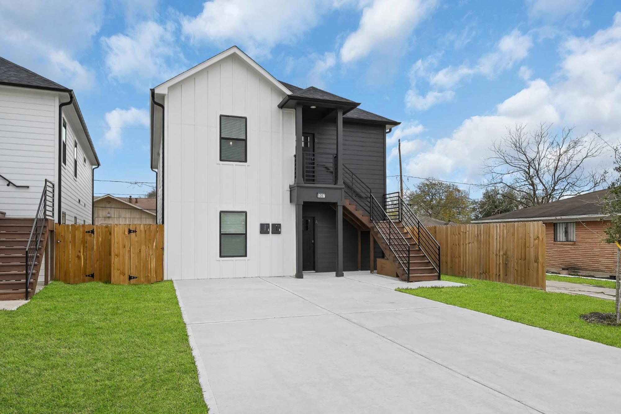 Holiday home Instant 3 Bedroom 4 Beds 2bath! 15 Min From Downtown, Medical Center, Convention Center, Toyota Center, And Aquarium!