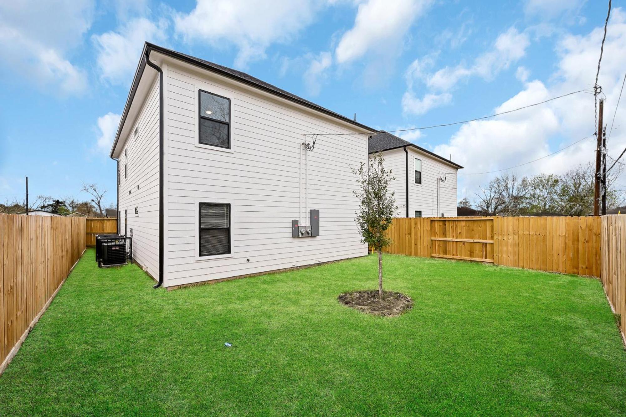 Instant 3 Bedroom 4 Beds 2bath! 15 Min From Downtown, Medical Center, Convention Center, Toyota Center, And Aquarium! Holiday home