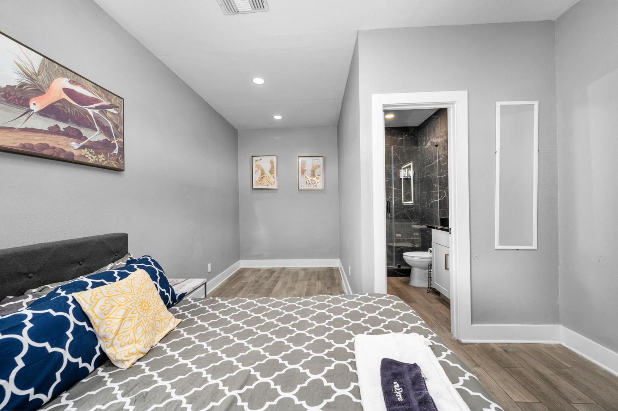 Spacious Galleria With Free Park Apartment