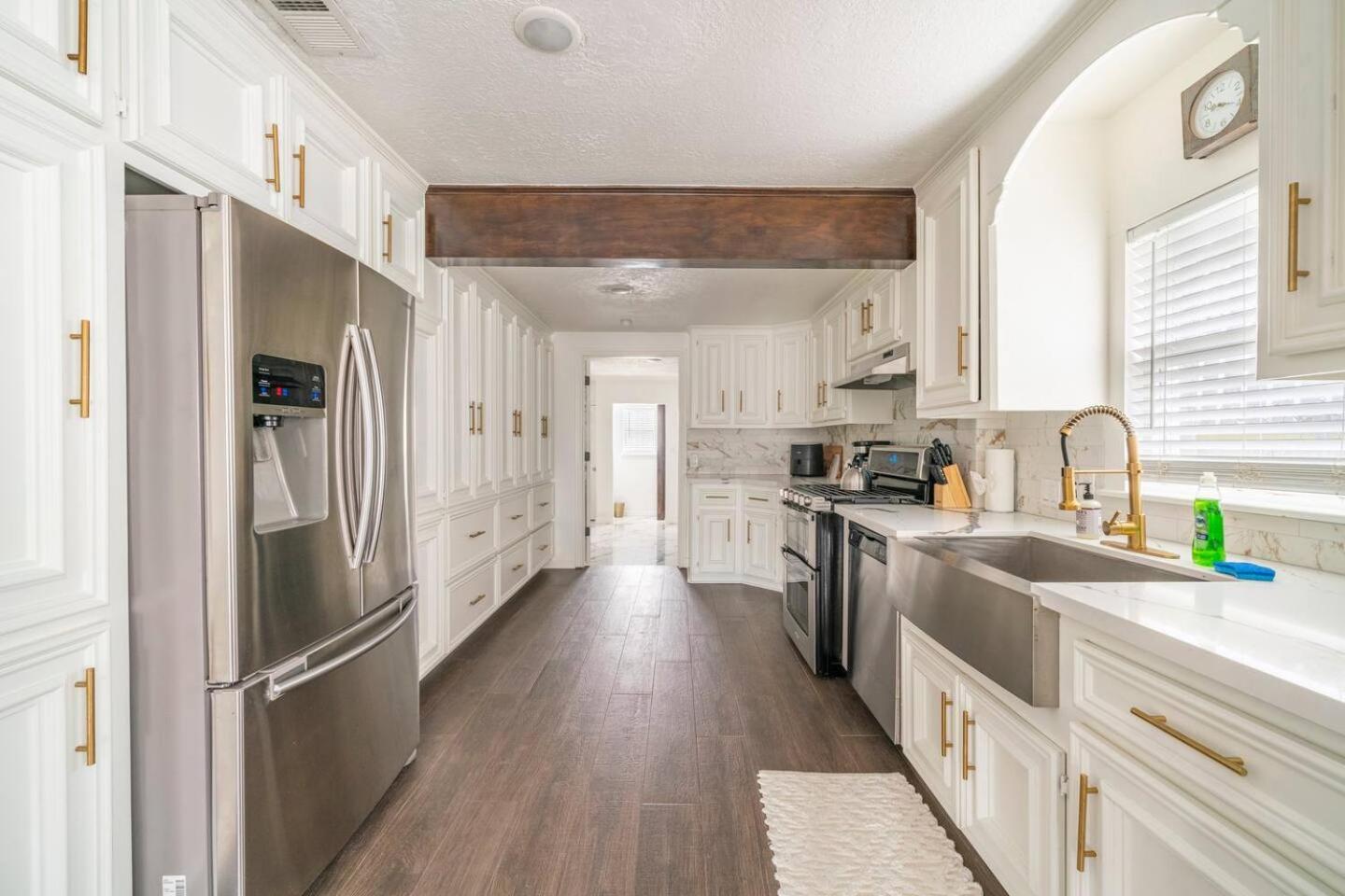 Casa Hosum - 7 Mins Downtown Sleeps 9 King Bed Fenced Yard * Houston