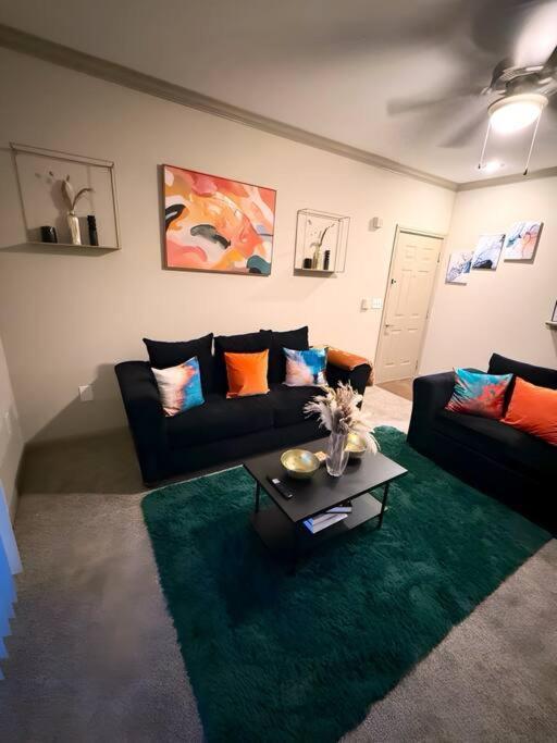 Apartment Vibrant Oasis In The Heart Of Midtown & Downtown