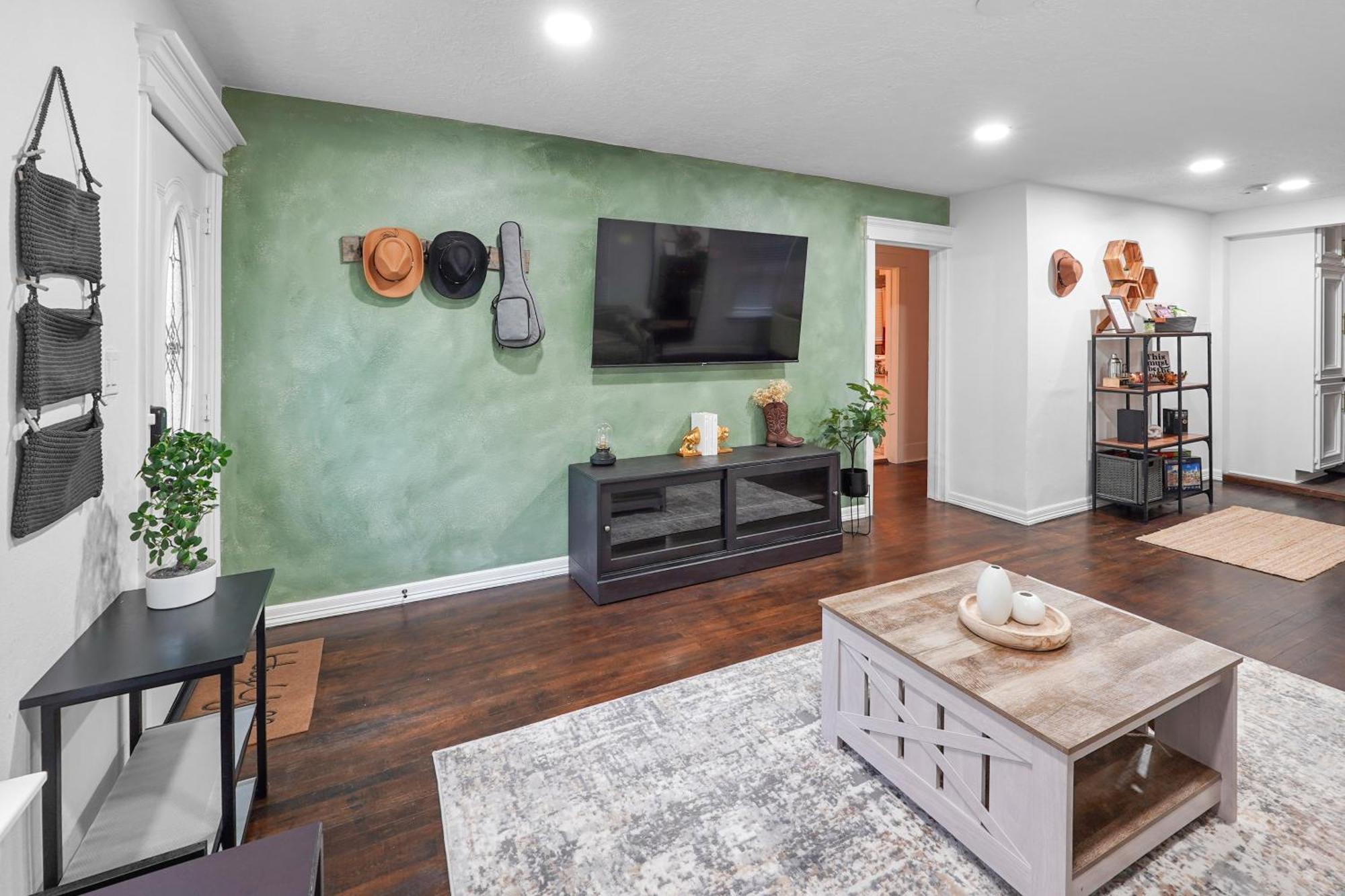 Casa Hosum - 7 Mins Downtown Sleeps 9 King Bed Fenced Yard Holiday home Houston