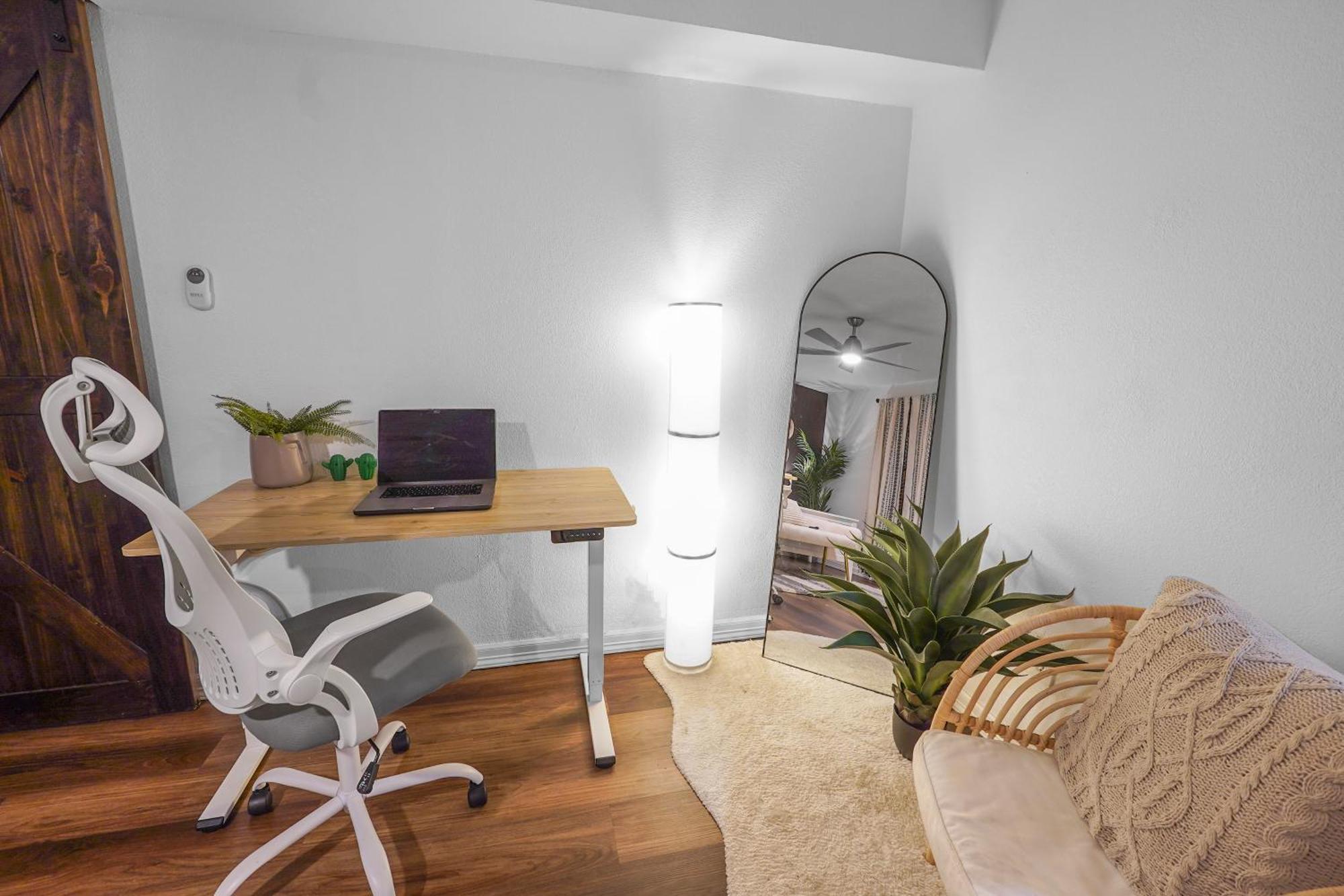 Casa Hosum - 7 Mins Downtown Sleeps 9 King Bed Fenced Yard *
