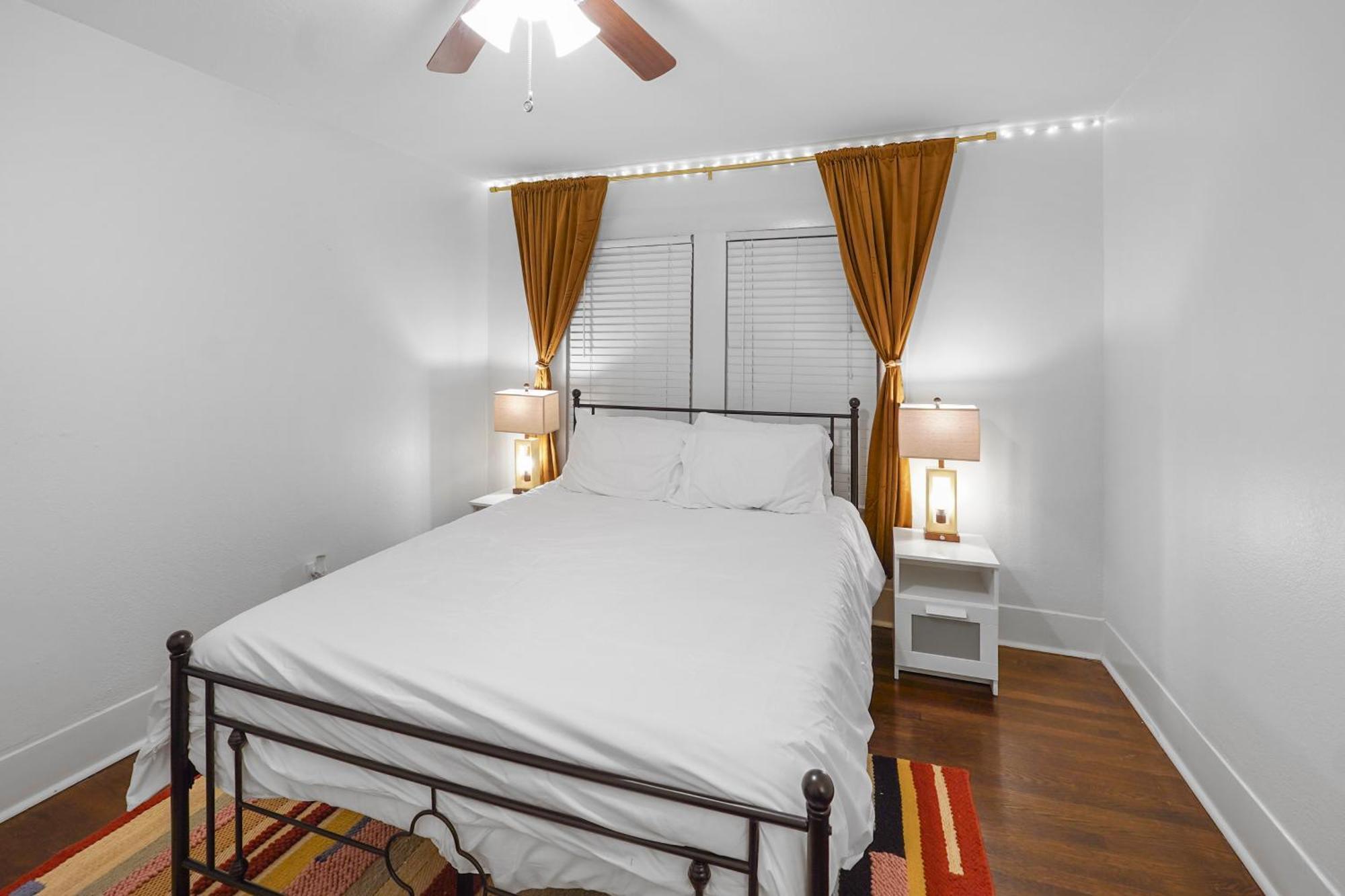 Casa Hosum - 7 Mins Downtown Sleeps 9 King Bed Fenced Yard Holiday home Houston
