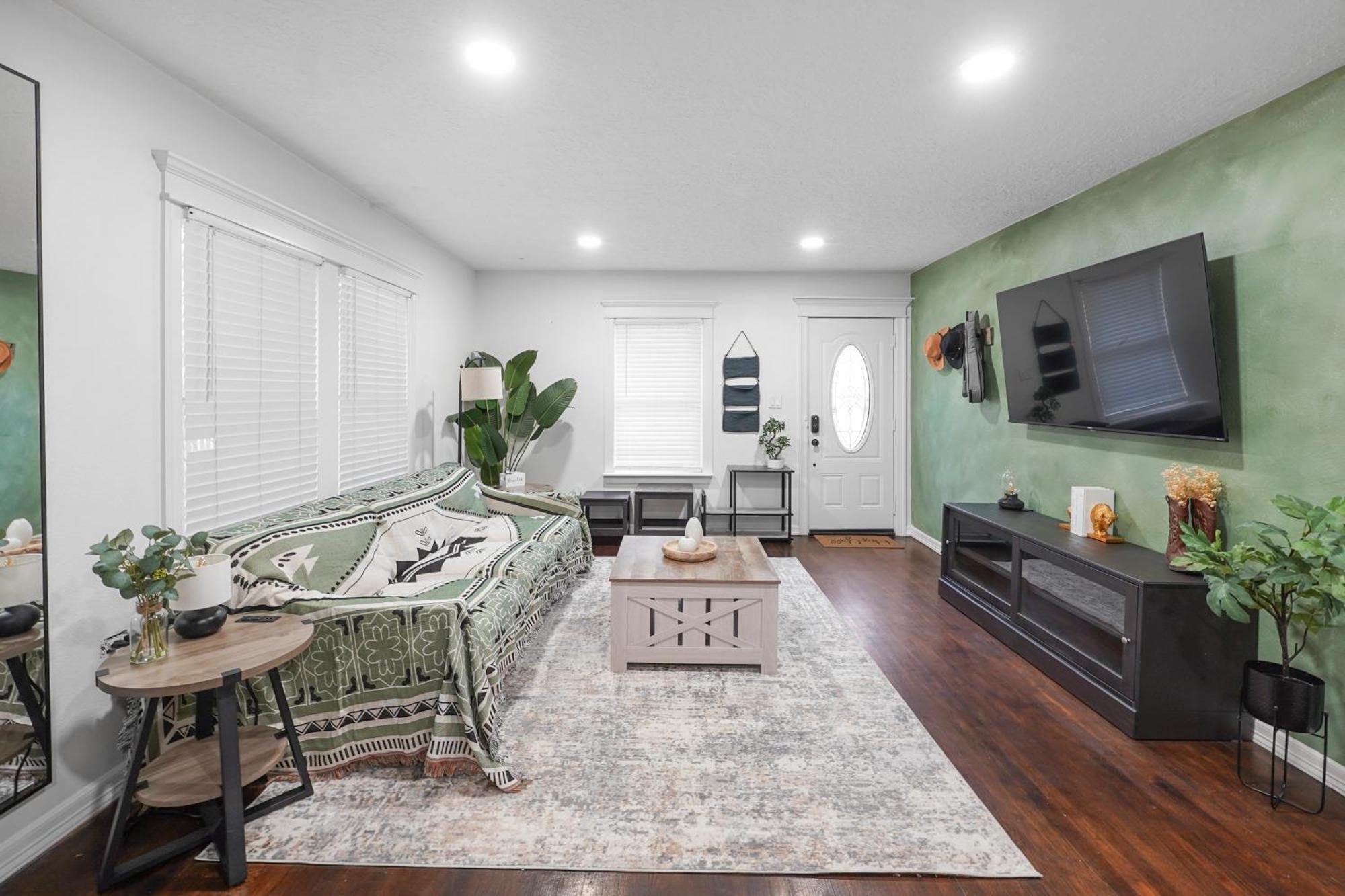 Casa Hosum - 7 Mins Downtown Sleeps 9 King Bed Fenced Yard Houston