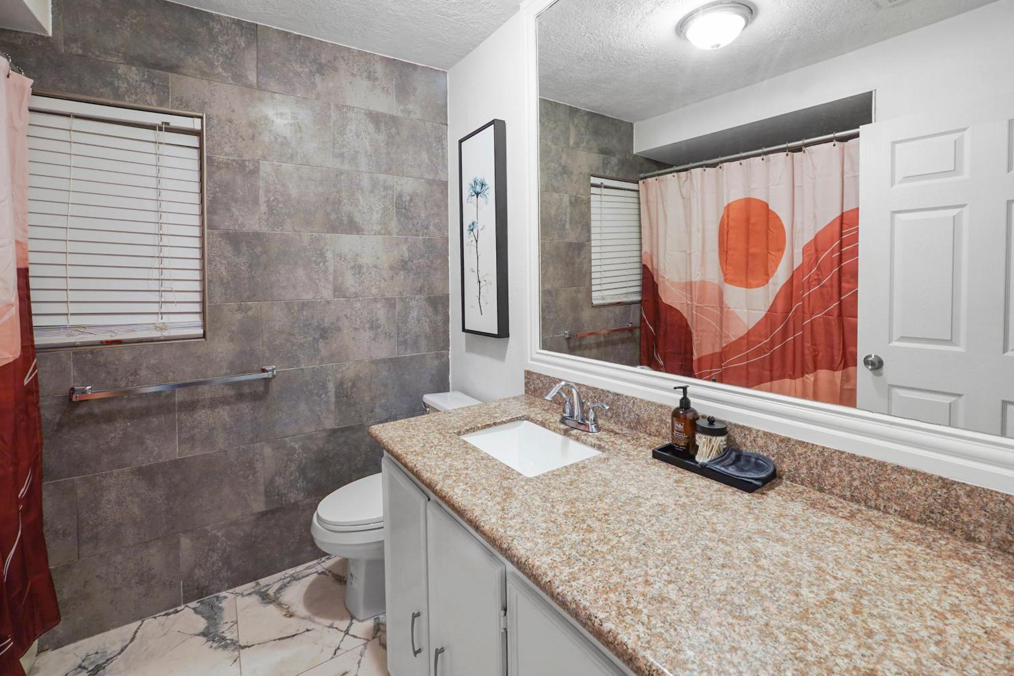 Casa Hosum - 7 Mins Downtown Sleeps 9 King Bed Fenced Yard Houston