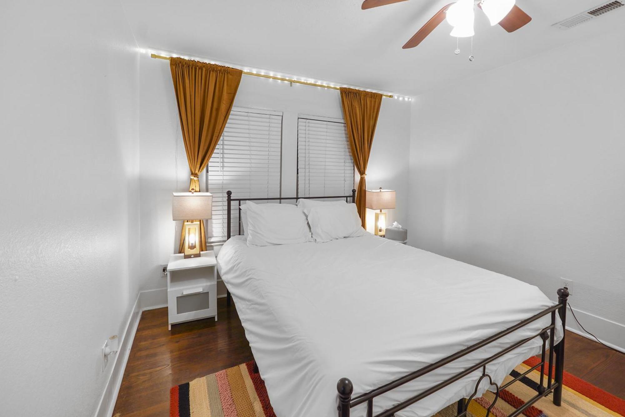 Casa Hosum - 7 Mins Downtown Sleeps 9 King Bed Fenced Yard Holiday home *
