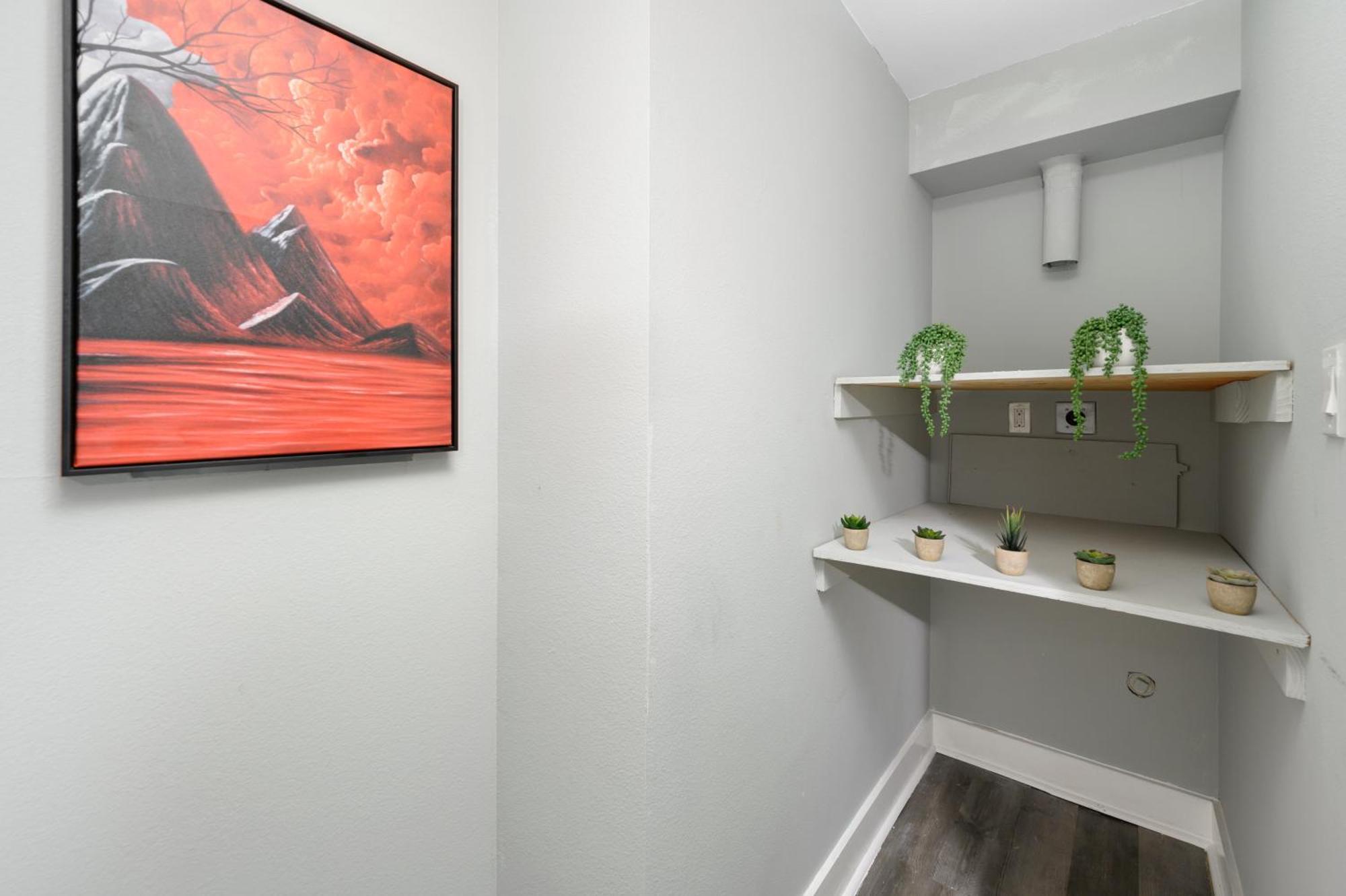 Convenient 1br Unit Close To Shopping & Dining Apartment
