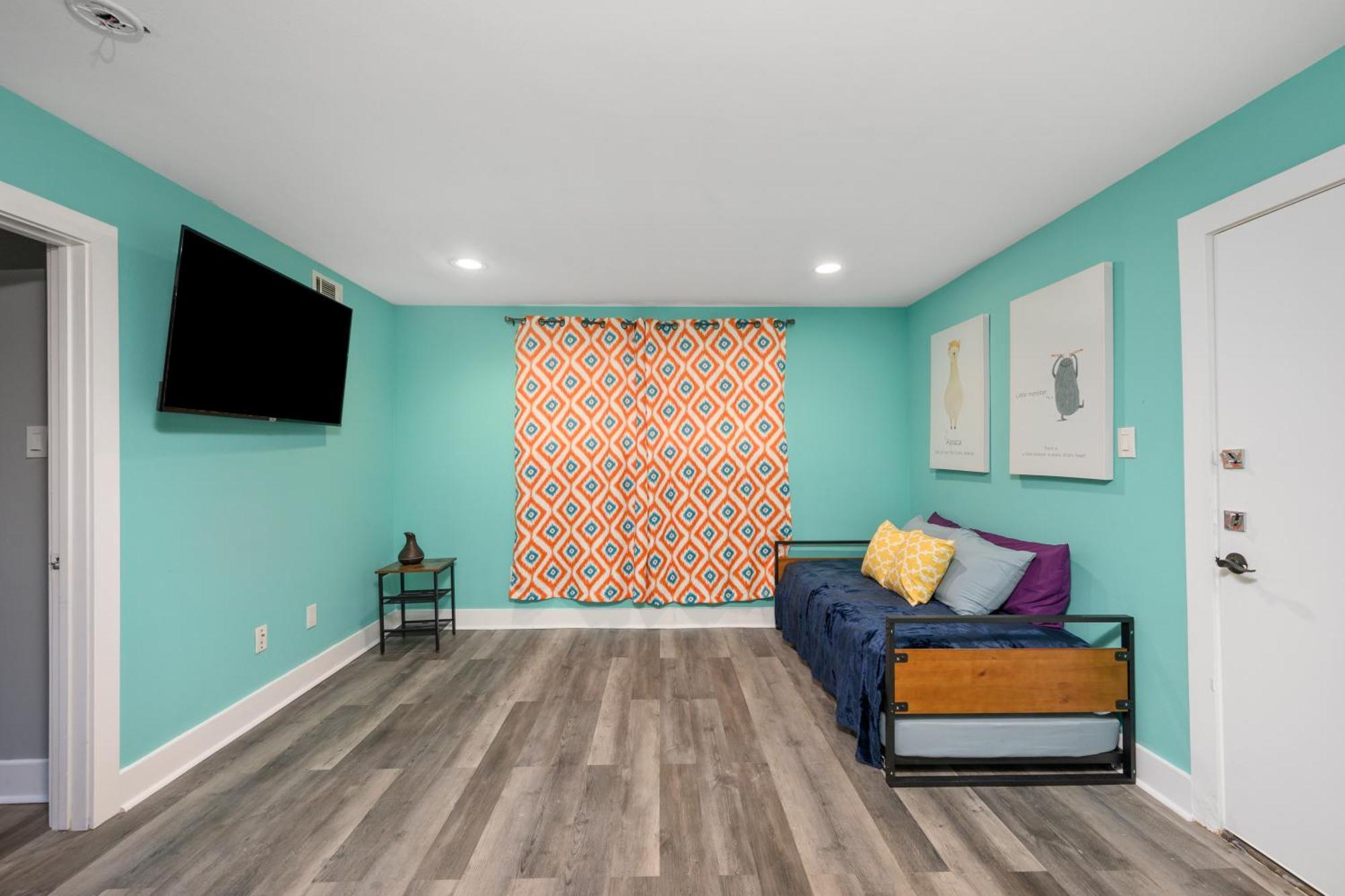 Convenient 1br Unit Close To Shopping & Dining *