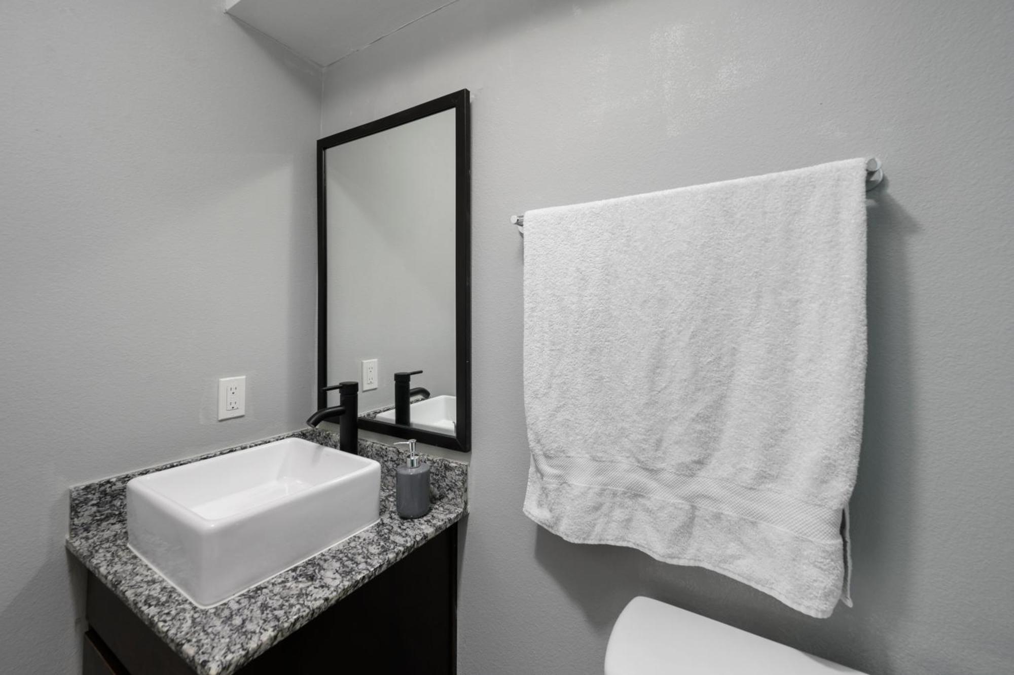 Convenient 1br Unit Close To Shopping & Dining * Houston