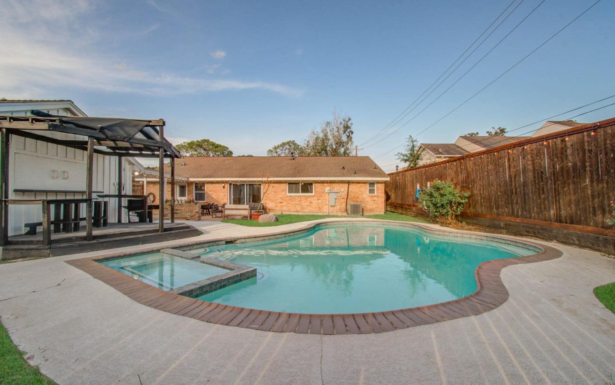 4-bd Location W Pool Patio Firepit Houston