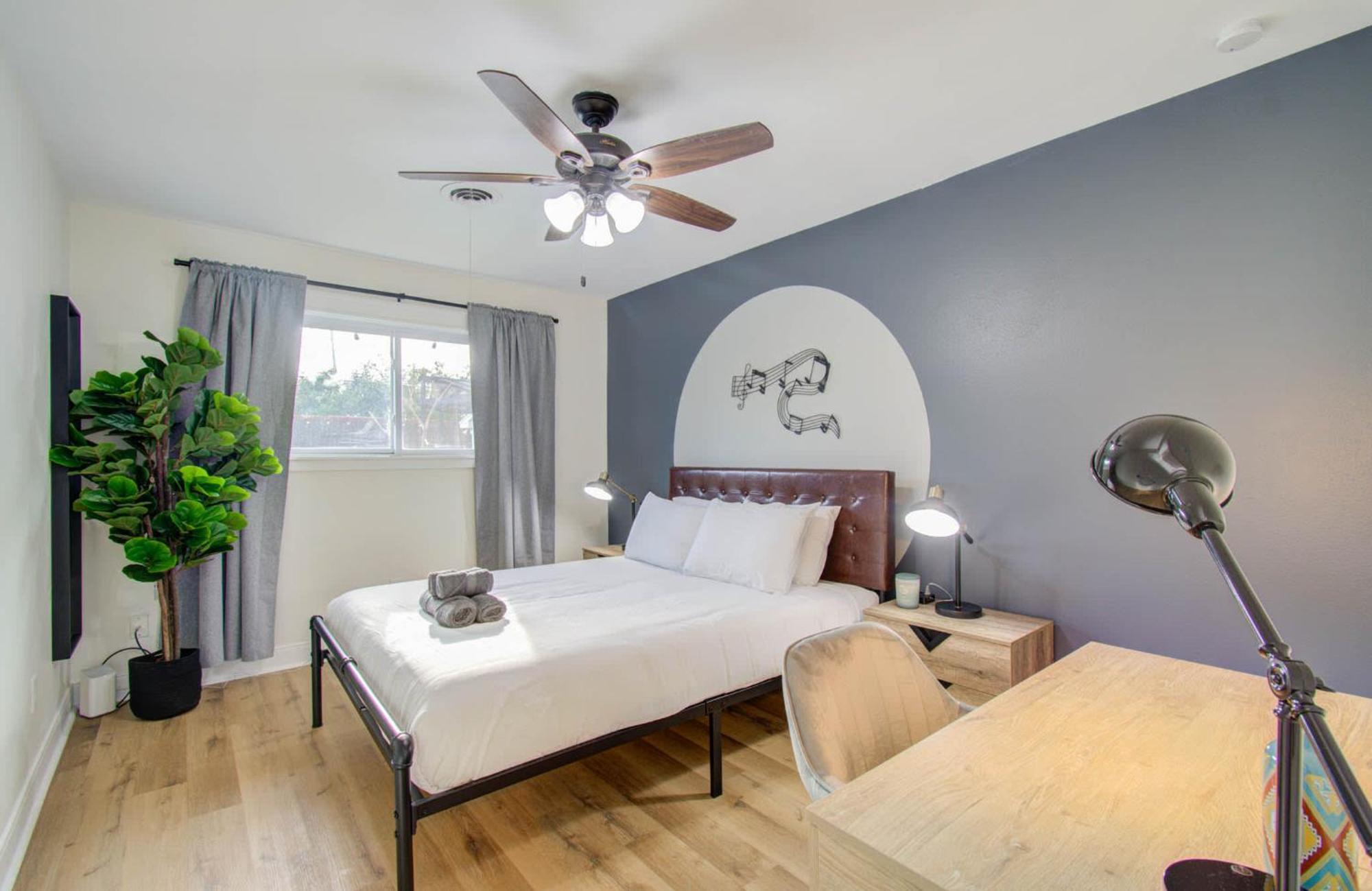 4-bd Location W Pool Patio Firepit Holiday home *