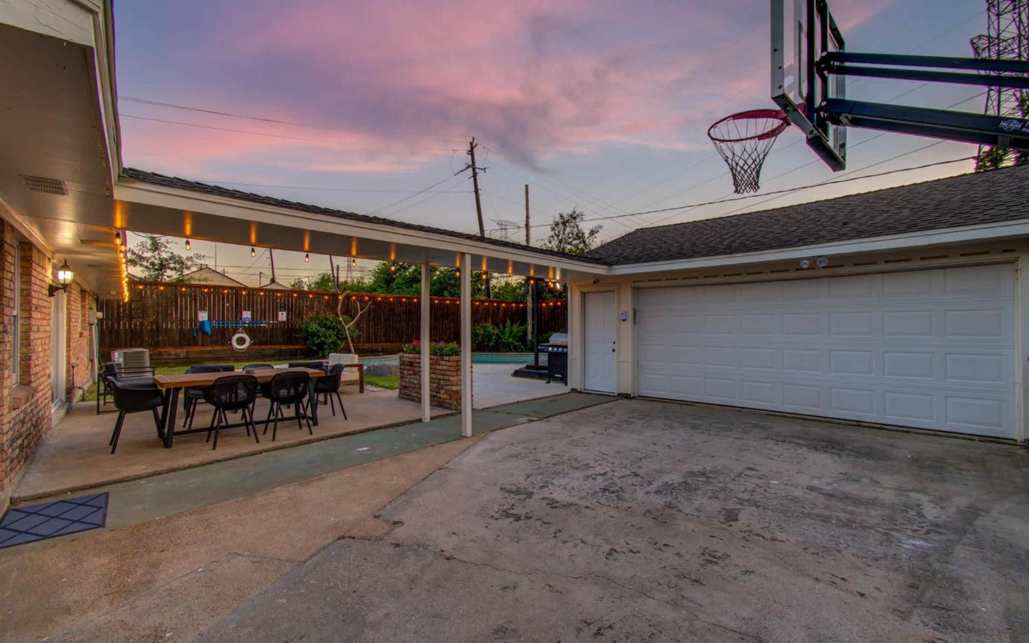 Holiday home 4-bd Location W Pool Patio Firepit *