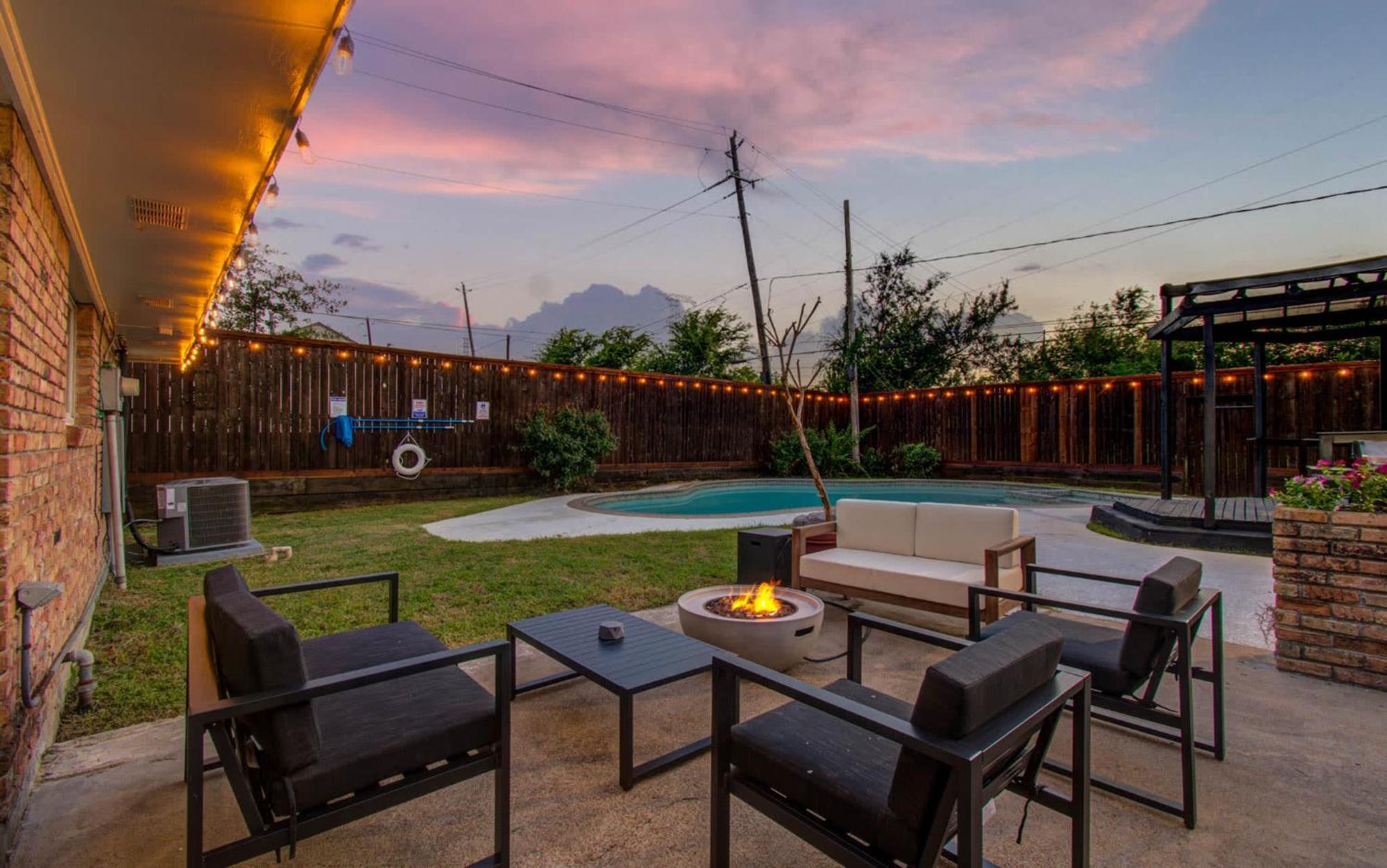 4-bd Location W Pool Patio Firepit