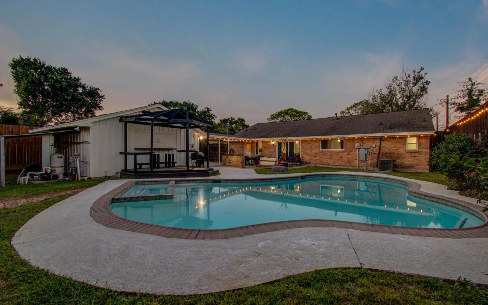 Holiday home 4-bd Location W Pool Patio Firepit