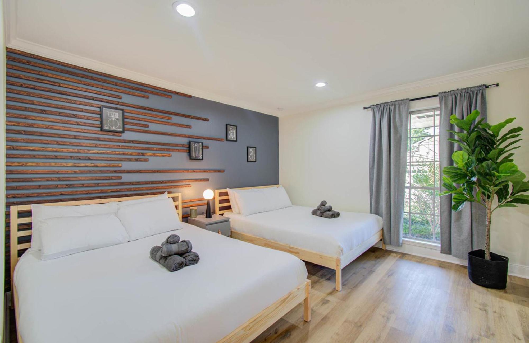 4-bd Location W Pool Patio Firepit *