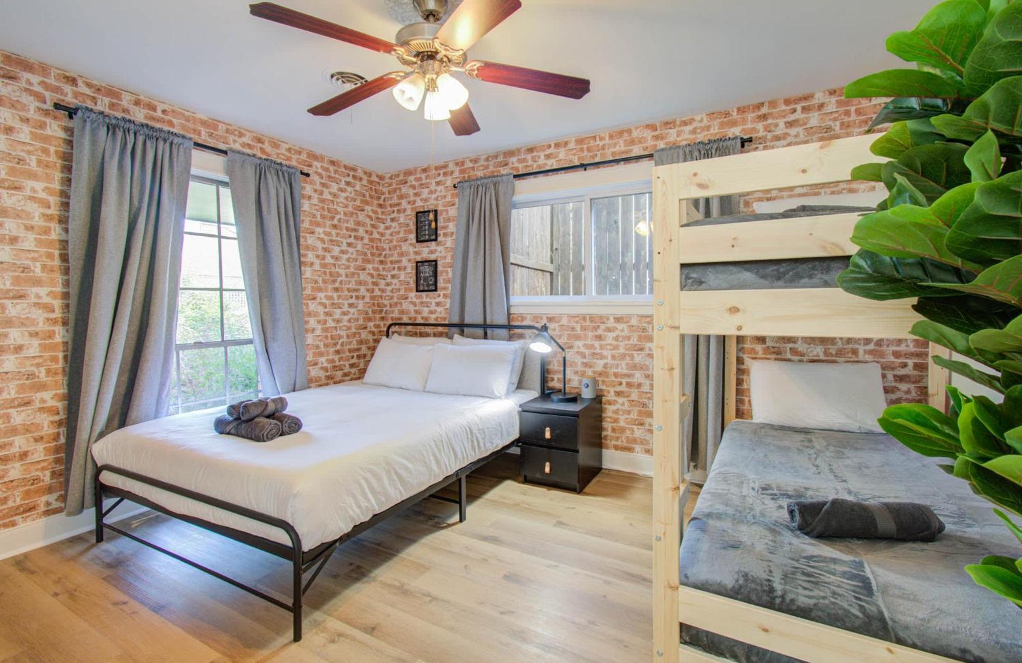 4-bd Location W Pool Patio Firepit * Houston