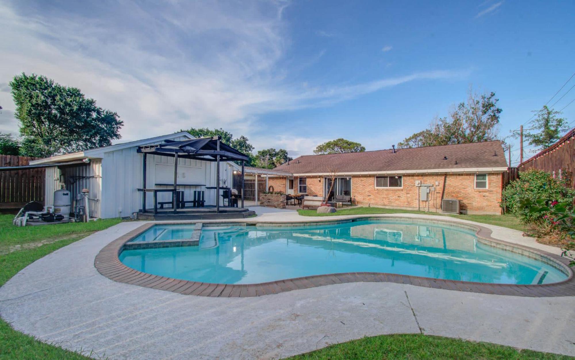 4-bd Location W Pool Patio Firepit Holiday home