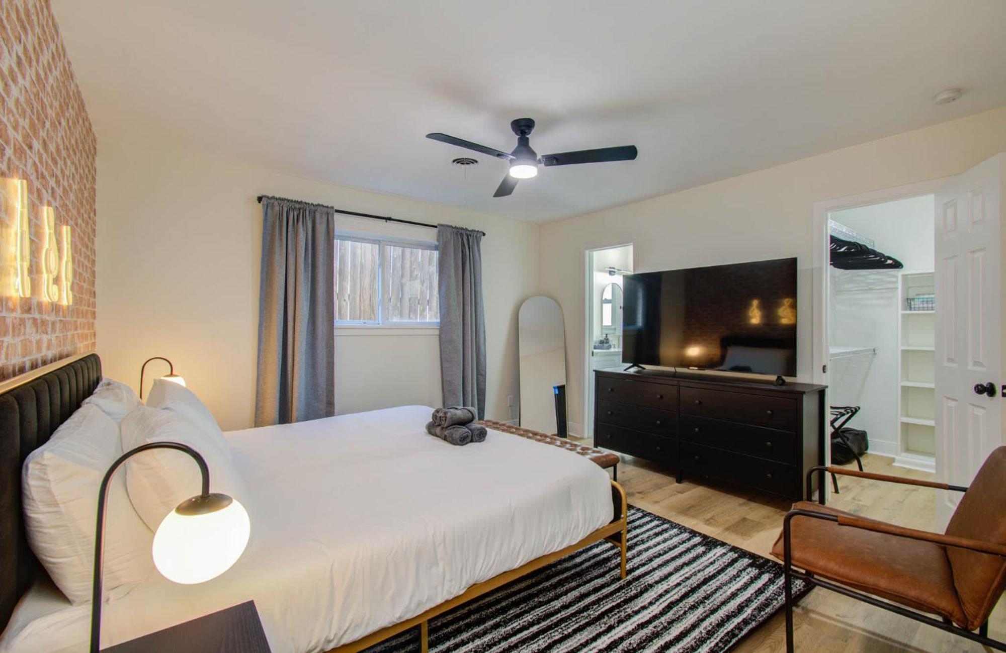 Holiday home 4-bd Location W Pool Patio Firepit Houston