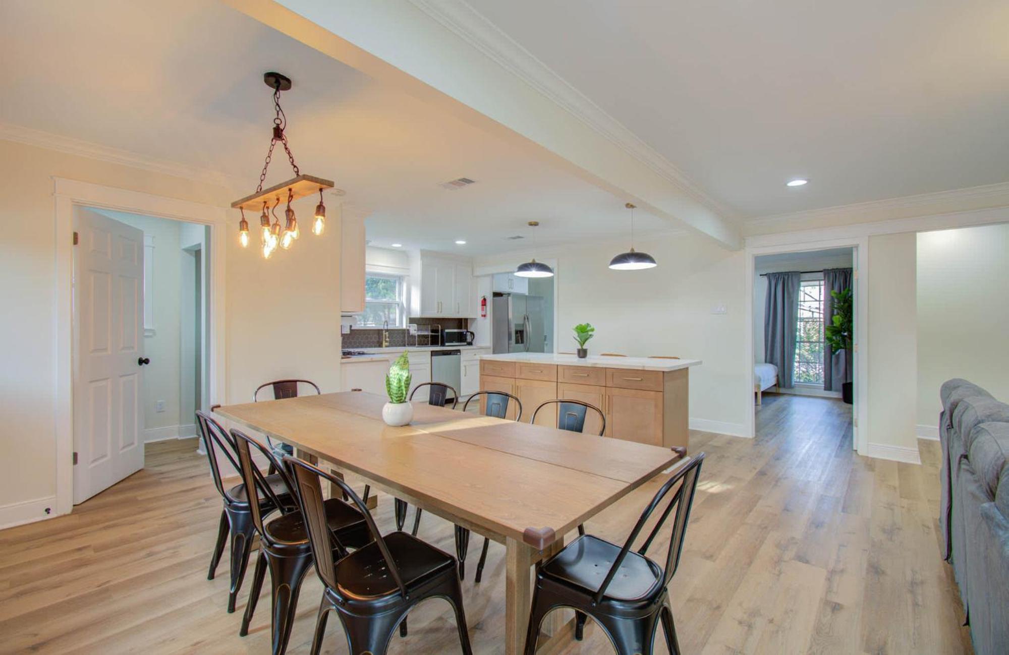 4-bd Location W Pool Patio Firepit *