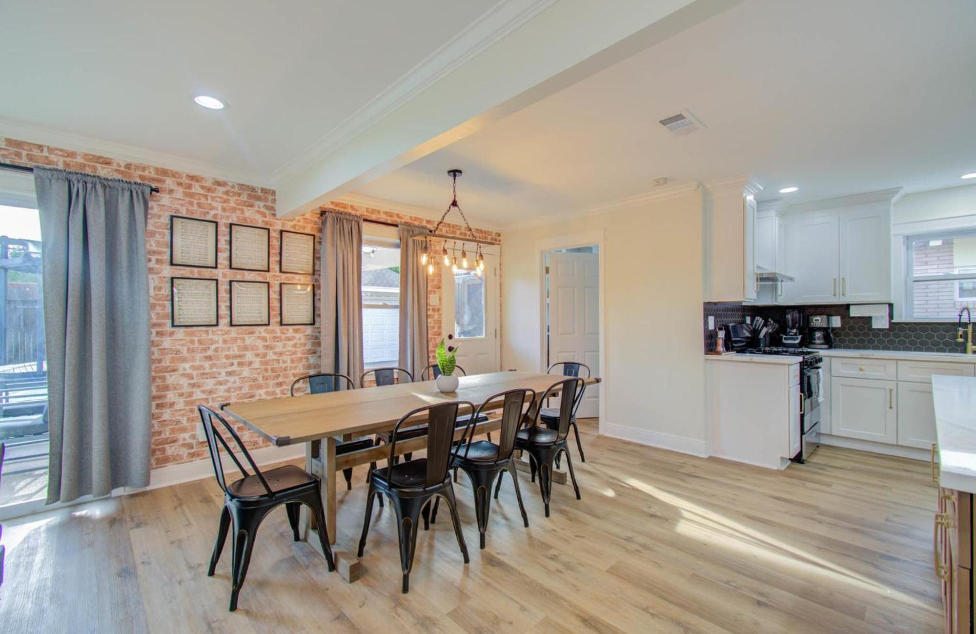 Holiday home 4-bd Location W Pool Patio Firepit Houston