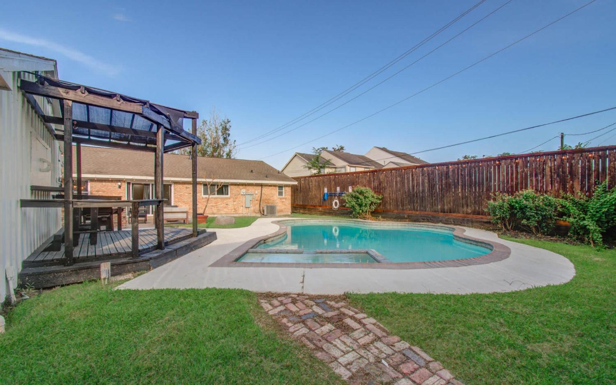 4-bd Location W Pool Patio Firepit *