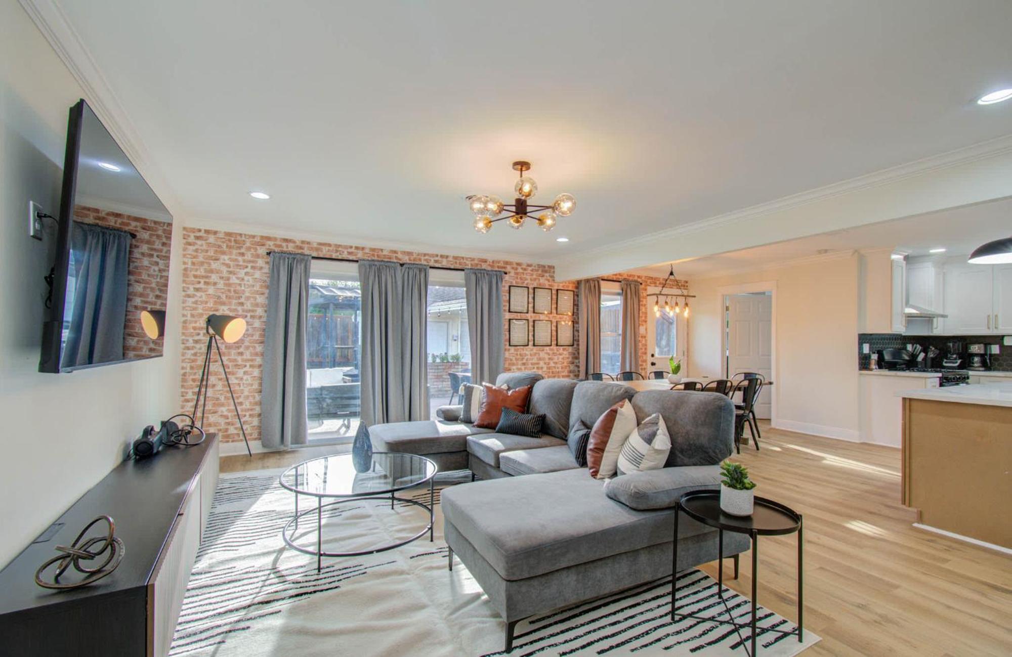 4-bd Location W Pool Patio Firepit Houston