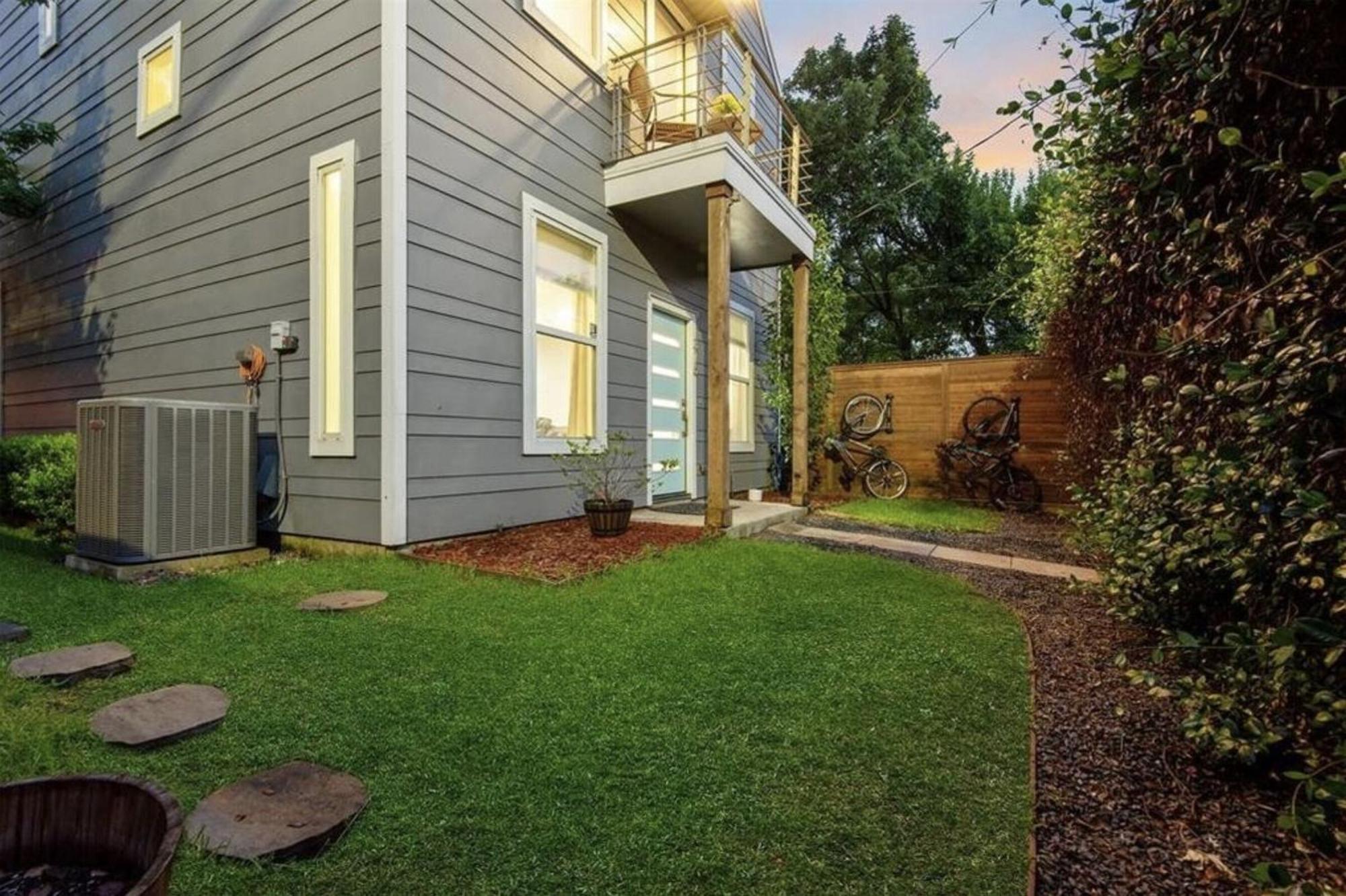 Private Downtown Oasis Hot Tub & Fire Pit