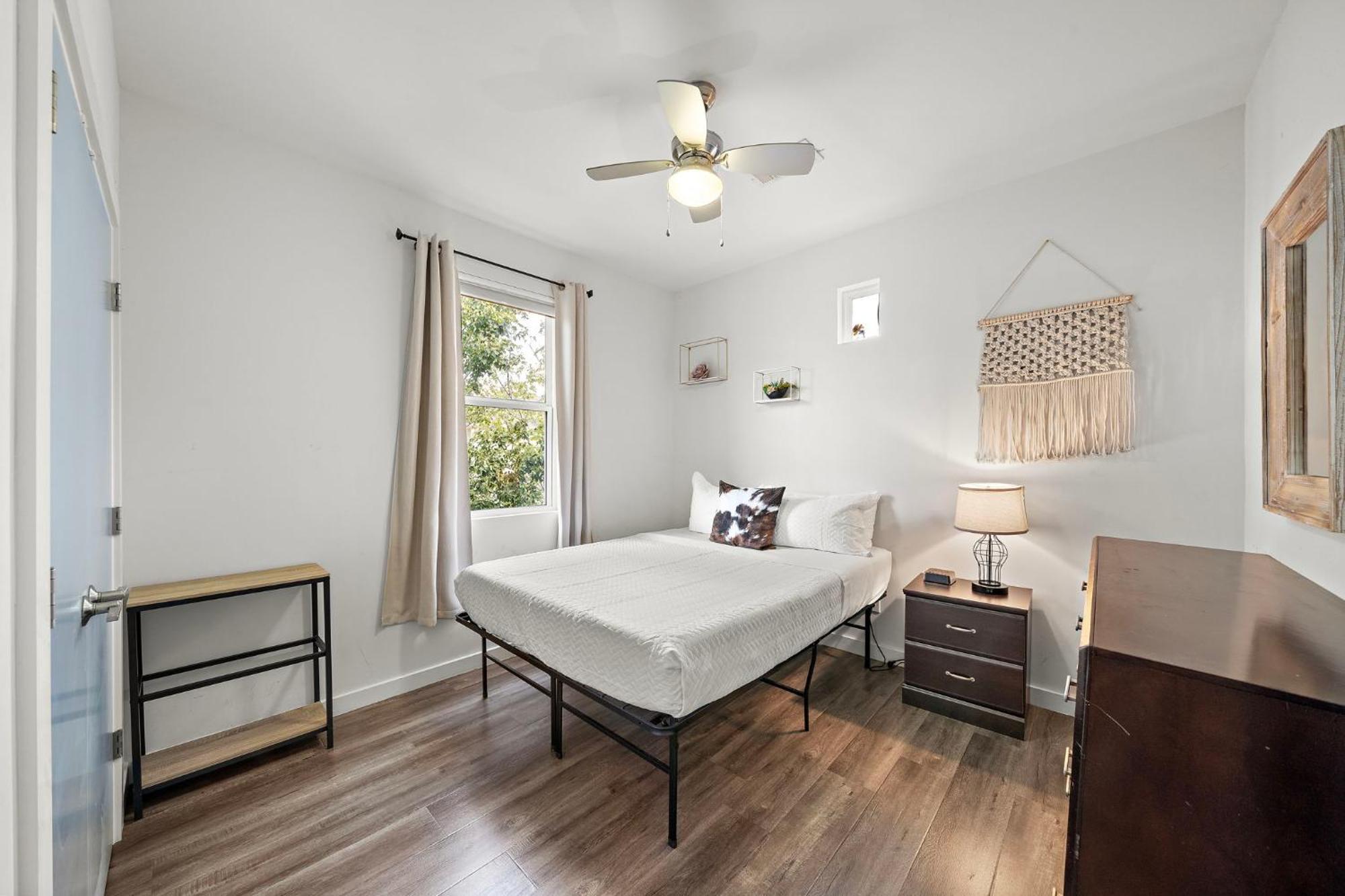 Private Downtown Oasis Hot Tub & Fire Pit Holiday home