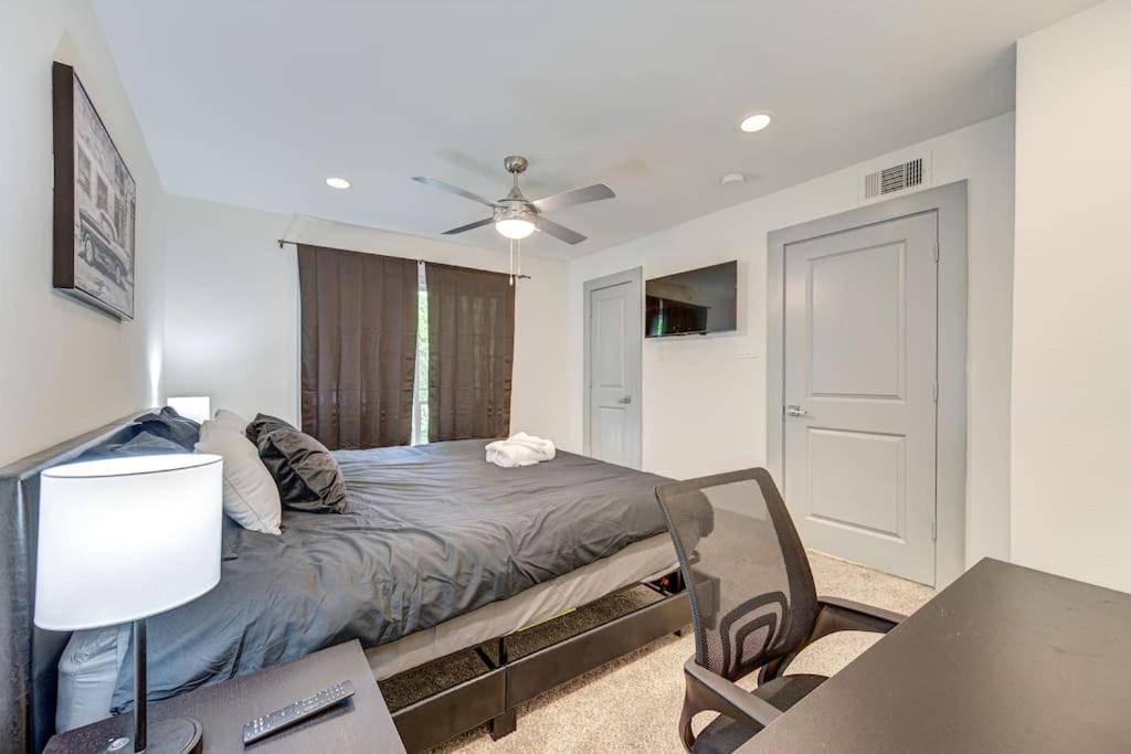 Perfect With King Bed, Free Parking, Free Wi-fi Apartment *