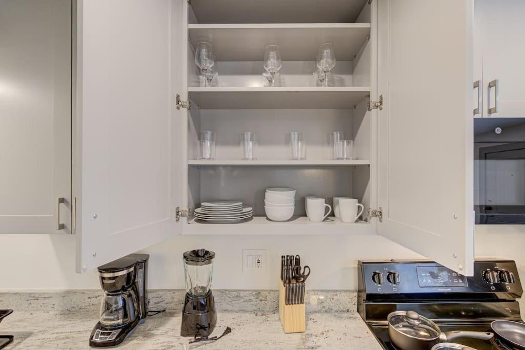 Perfect With King Bed, Free Parking, Free Wi-fi Apartment *