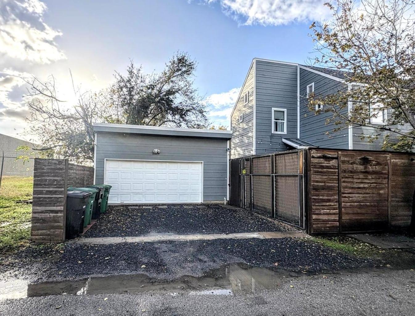 Private Downtown Oasis Hot Tub & Fire Pit Holiday home