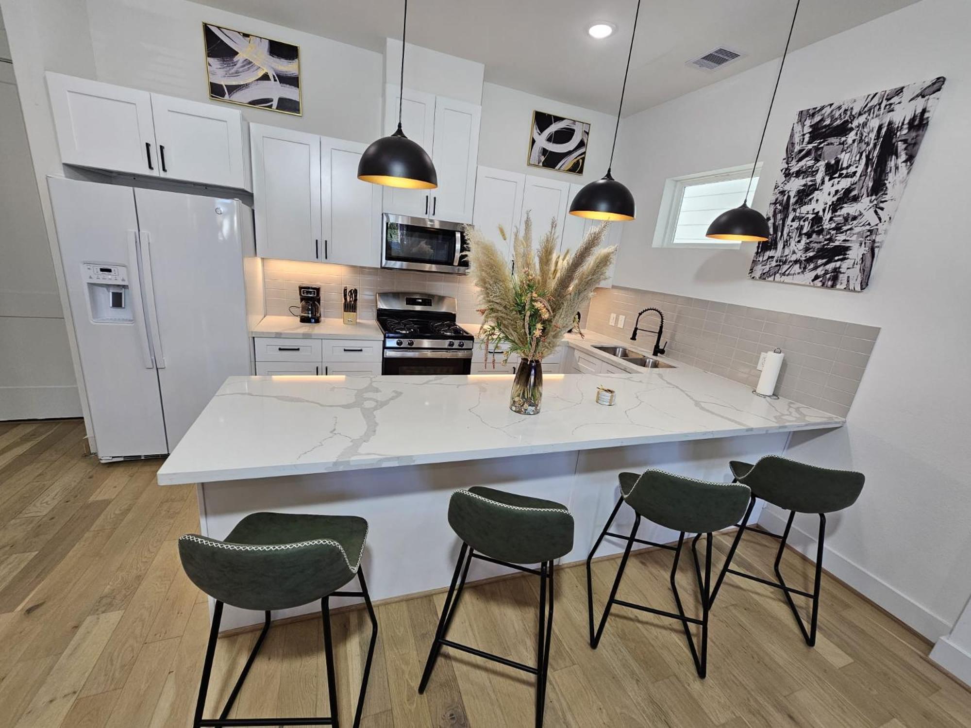 Ultimate Downtown Escape - 3br/2.5ba Sleeps 7 Holiday home