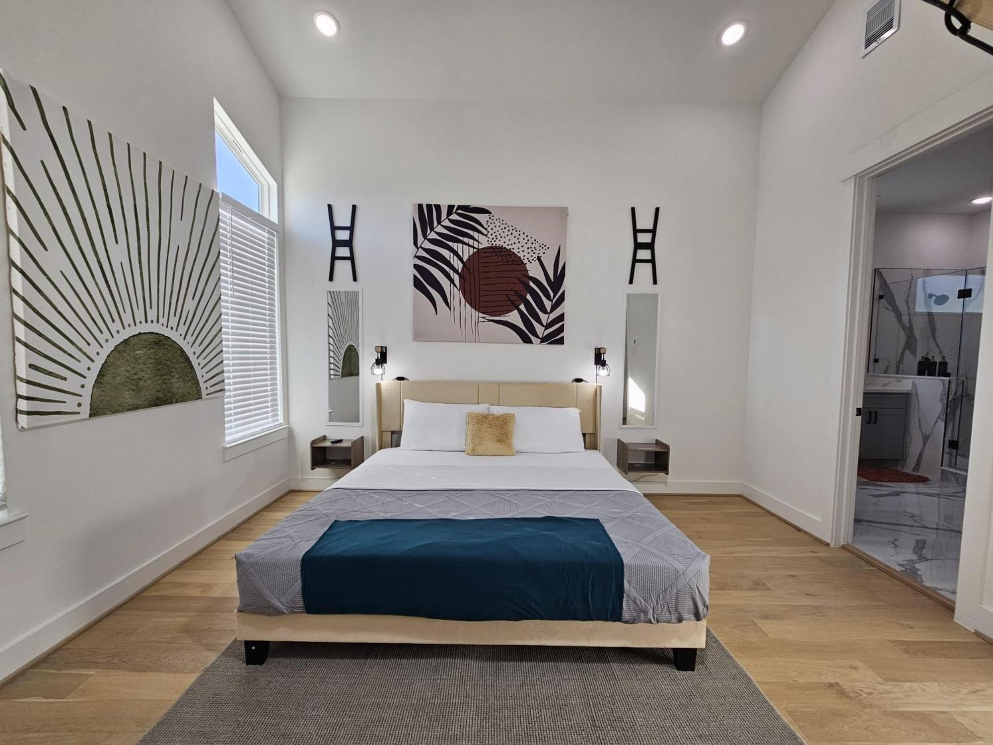 Ultimate Downtown Escape - 3br/2.5ba Sleeps 7 Holiday home *