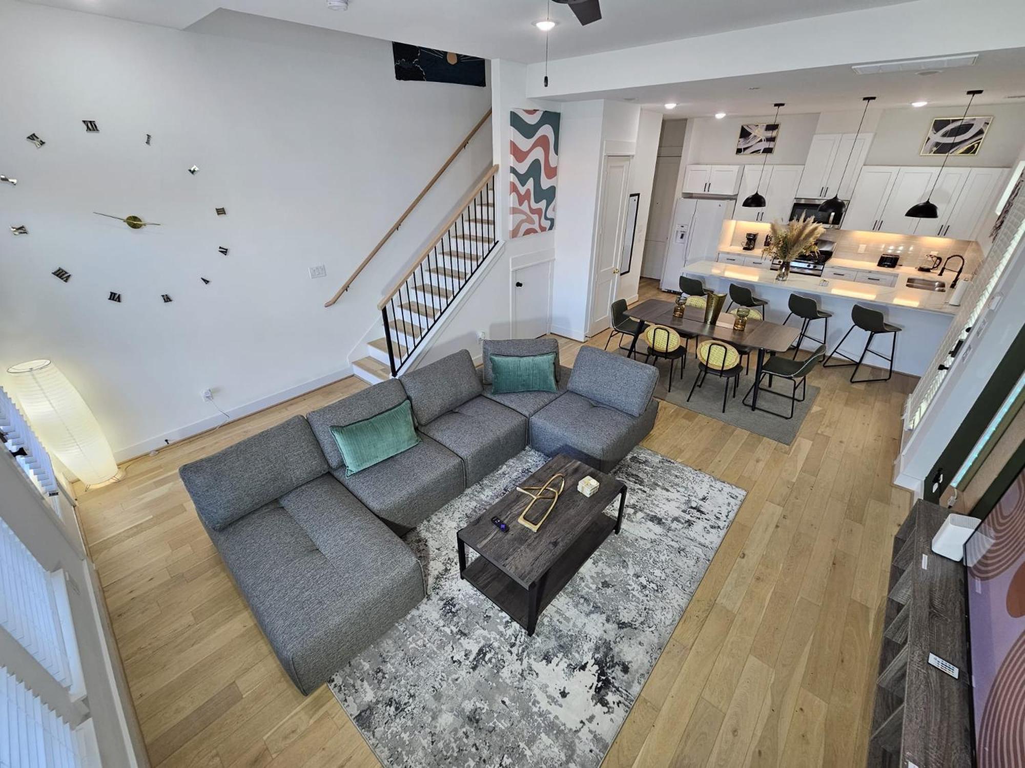 Ultimate Downtown Escape - 3br/2.5ba Sleeps 7 Holiday home
