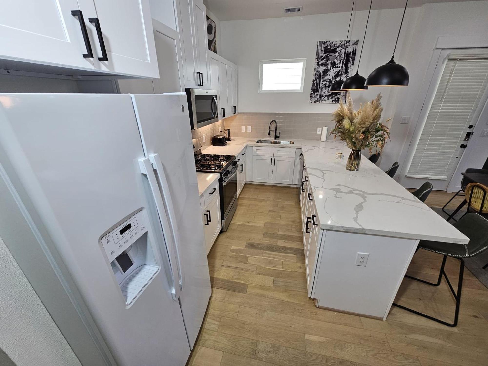 Ultimate Downtown Escape - 3br/2.5ba Sleeps 7 Holiday home *