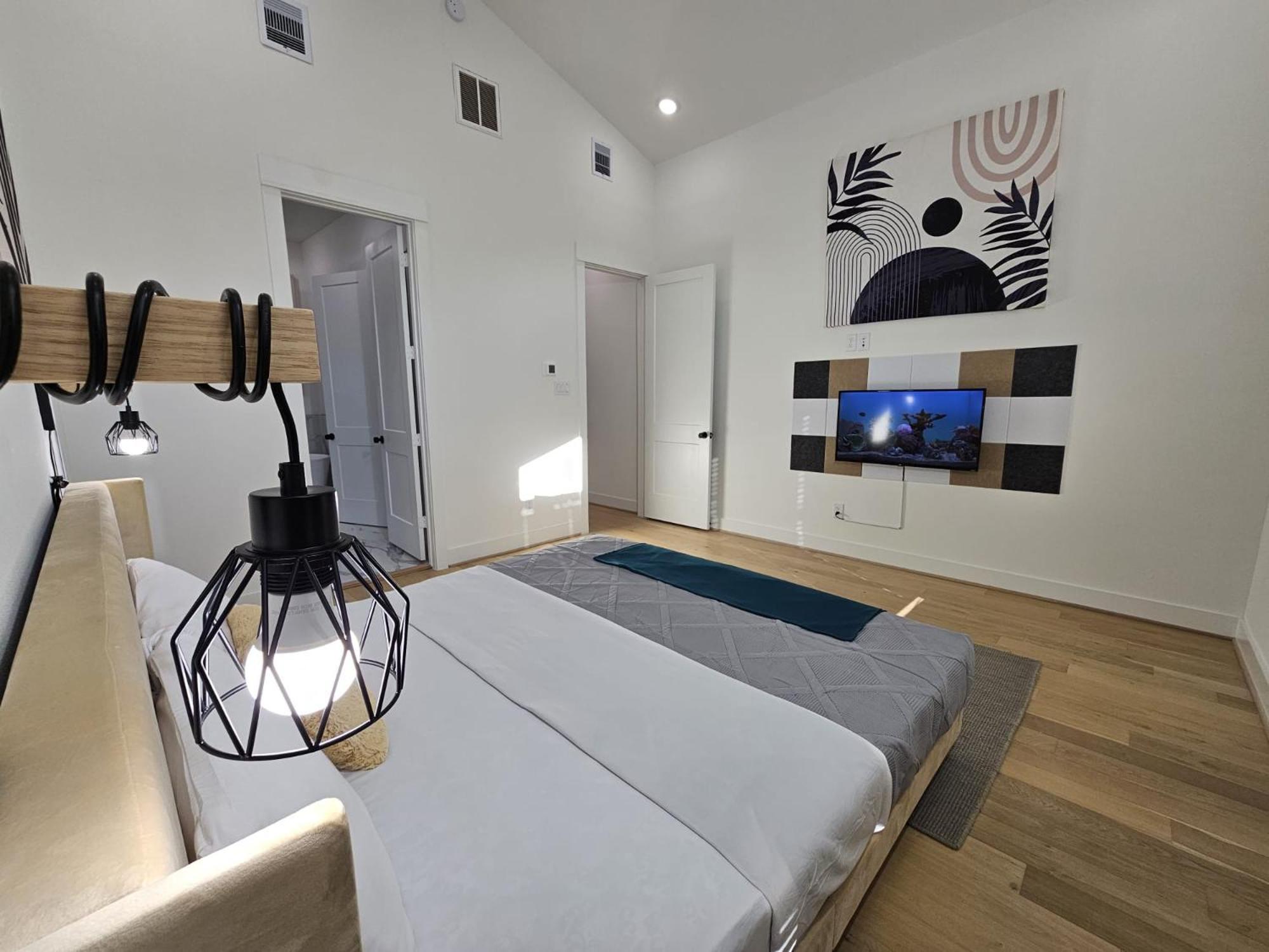 Ultimate Downtown Escape - 3br/2.5ba Sleeps 7 Holiday home *