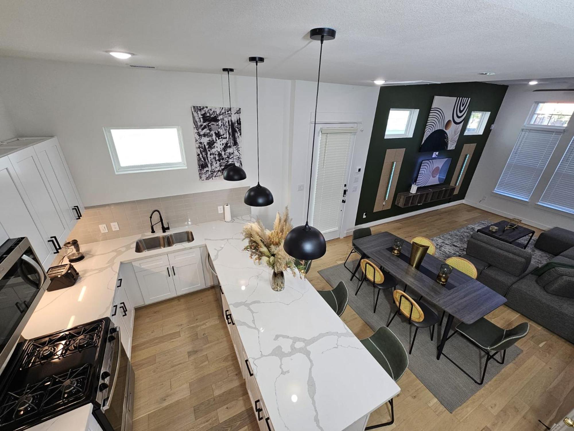Ultimate Downtown Escape - 3br/2.5ba Sleeps 7 *