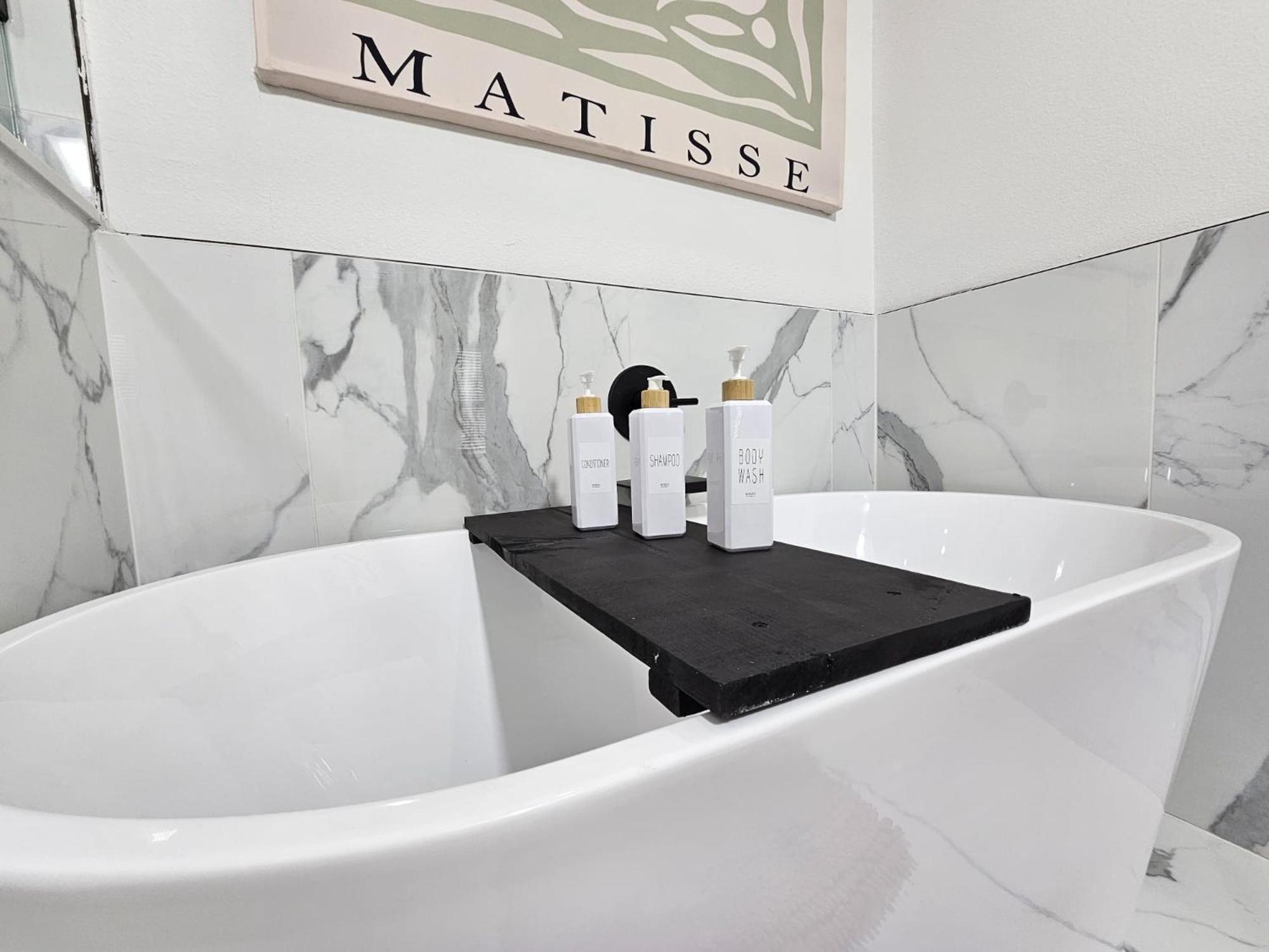 Ultimate Downtown Escape - 3br/2.5ba Sleeps 7 Holiday home