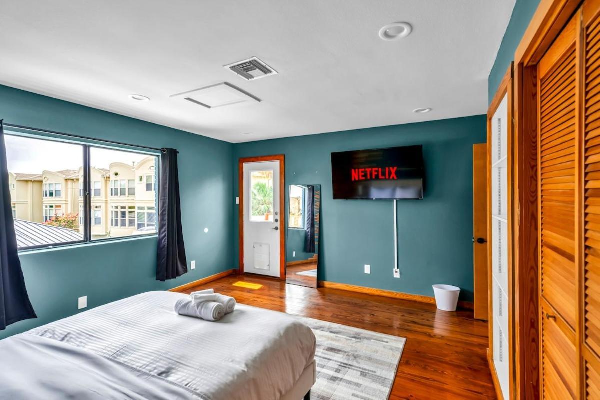 Apartment A Style Pool Ev Charging Houston
