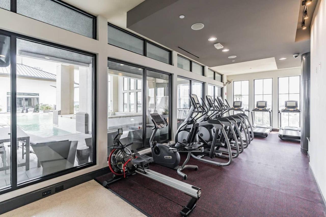 Modern + Pool + Gym Apartment Houston