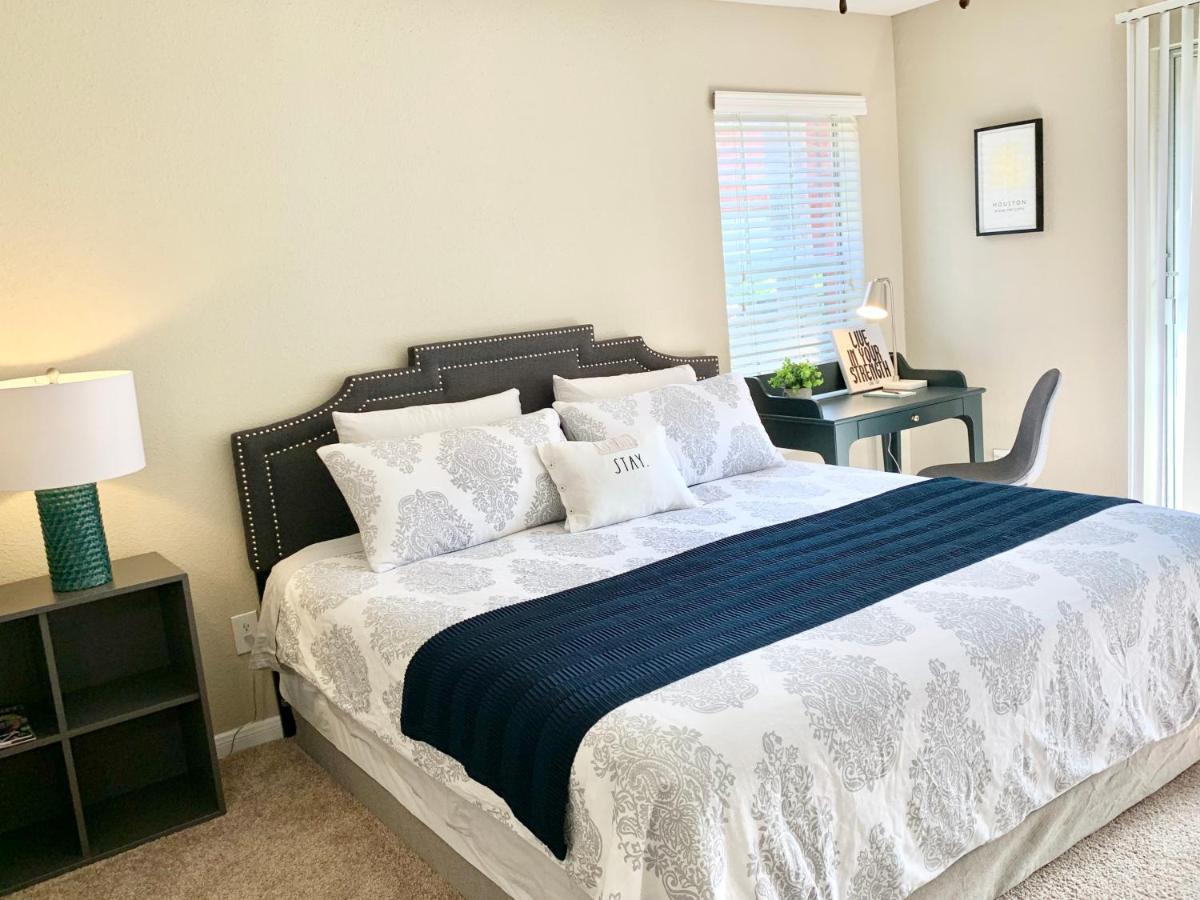 Apartment Spacious 2br&2ba Med Center Apt, Free Parking&shuttle Houston