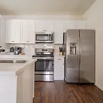 Unit 1 - Spacious & Renovated Apt Home In The City\'S Action