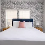 Unit 1 - Spacious & Renovated Apt Home In The City\'S Action