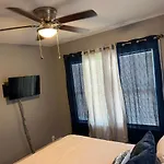 2Nd Level Duplex, Downtown Houston Near Toyota Center, Smoking Allowed On Balcony!