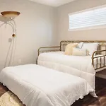 Premium Styled 2 Bedroom Apt In The Heart Of The Heights