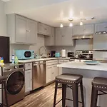 Premium Styled 2 Bedroom Apt In The Heart Of The Heights