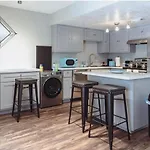 Premium Styled 2 Bedroom Apt In The Heart Of The Heights
