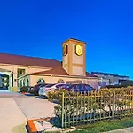 Super 8 By Wyndham Houston Hobby Airport South
