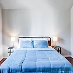 Lovely 2 Bedroom, 1 Bath Condo With Pools And Gym.